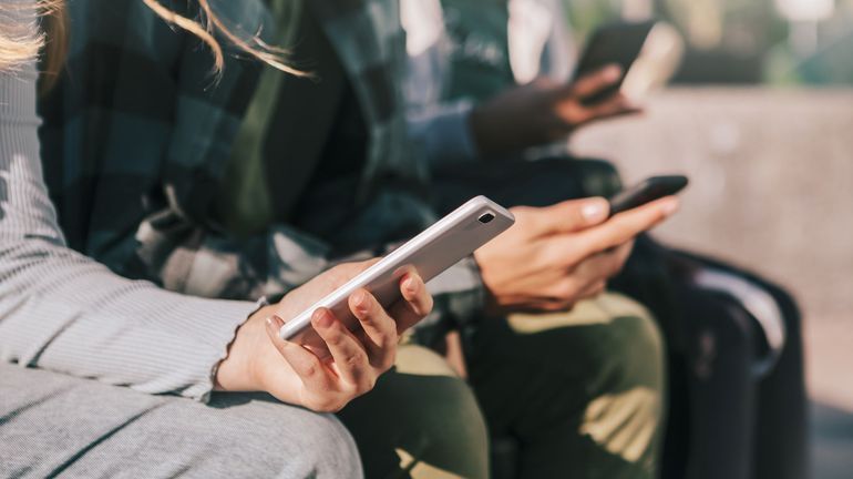 La revue de presse : une étude flamande révèle les effets secondaires de l’interdiction des smartphones à l’école