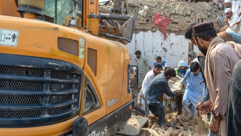Pakistan : au moins 15 morts dans un attentat à la voiture piégée contre des policiers