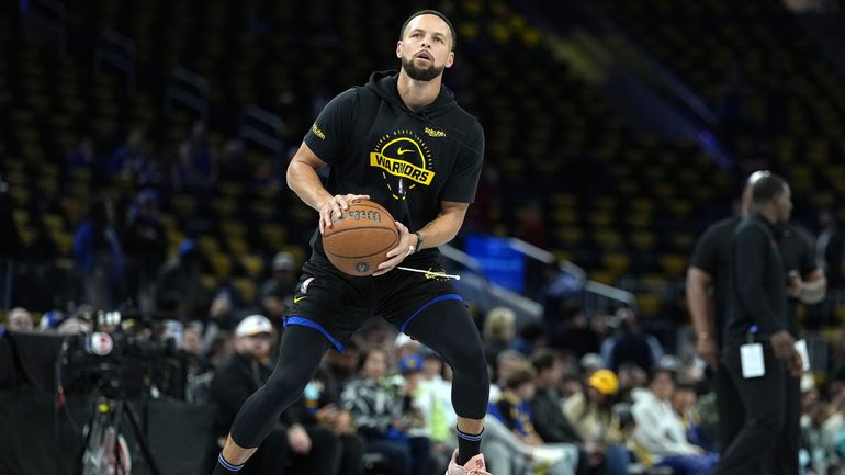 Le tir incroyable de Stephen Curry depuis le tunnel des joueurs Le tir incroyable de Stephen Curry depuis le tunnel des joueurs