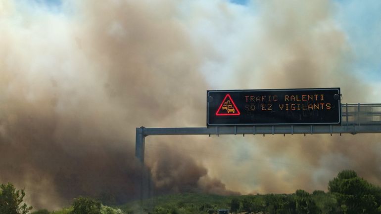 Un incendie parcourt 540 hectares dans le Gard, une autoroute partiellement fermée