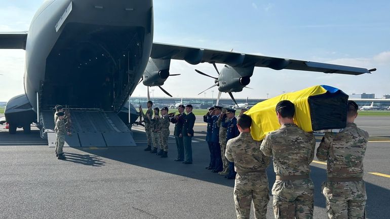 Rapatriement en avion militaire d'un Ukrainien décédé en Belgique où il était soigné : le premier décès parmi les 55 blessés ukrainiens traités en Belgique