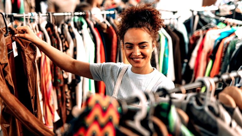 Vêtements en seconde main : entre choix responsable et piège à la surconsommation