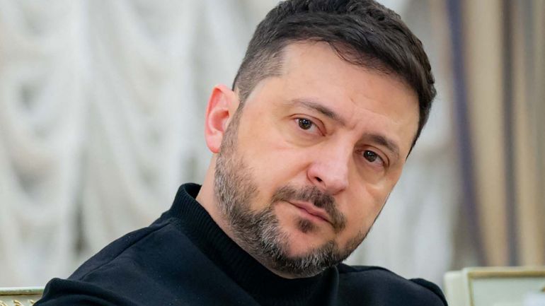 Volodymyr Zelensky évoque une "désescalade" avec la Russie et dit croire à une "paix digne et durable"