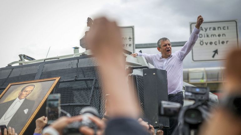 Turquie : manifestations à Izmir, le chef de l'opposition (parti CHP) démis par la justice, dénonce les manoeuvres du pouvoir