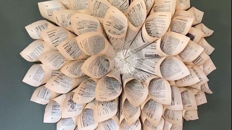 Sandra Mangoubi : sa passion, transformer des vieux papiers en objets de décoration