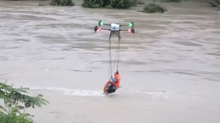 90 morts dans des inondations au Vietnam : les autorités sauvent un homme grâce à un drone 90 morts dans des inondations au Vietnam : les autorités sauvent un homme grâce à un drone