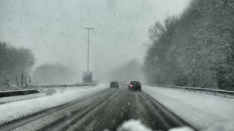 Neige, verglas, plaques de glace : témoin d'un accident sur l'autoroute, que dois-je faire ?