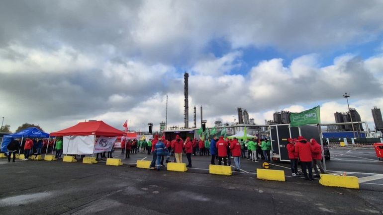 Chimie : la grogne se poursuit ce vendredi dans ce secteur, les manifestants étaient cette fois devant les grilles de Total Energies à Feluy