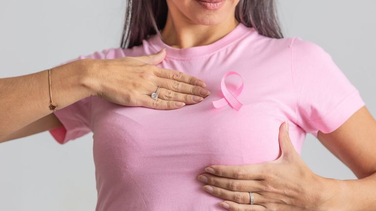Cancer du sein : apprendre les bons gestes pour une autopalpation mammaire Cancer du sein : apprendre les bons gestes pour une autopalpation mammaire