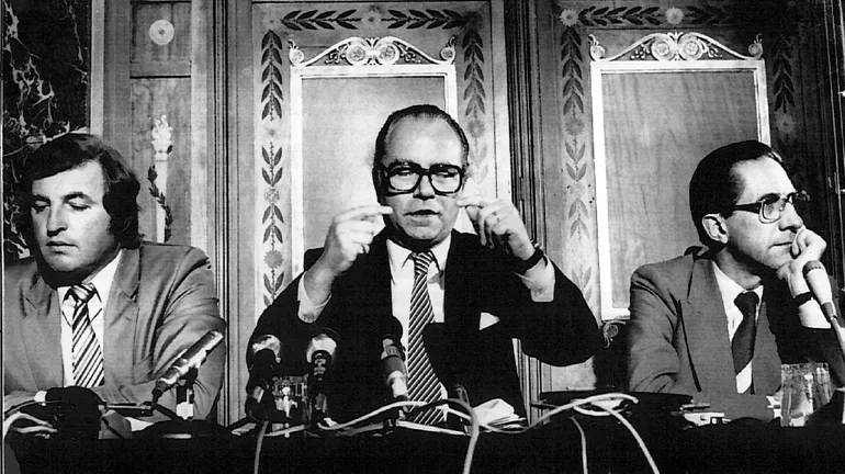 Bruxelles, juin 1981: Le premier ministre Mark Eyskens, entouré de Guy Mathot et Willy Claes.