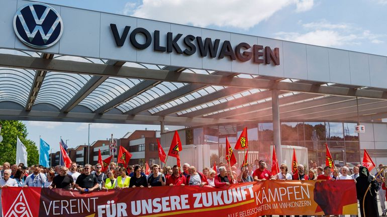 Automobile : le conseil de surveillance de Volkswagen approuve un plan de restructuration, 50.000 jobs supprimés