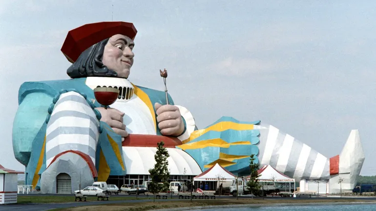 Le site de Mirapolis à Courdimanche (Val-d'Oise), l'ancien plus grand parc à thèmes de France. Endetté, ce dernier a fermé en 1991, seulement quatre ans après son ouverture. Il attend sa reconversion depuis près de 35 ans.