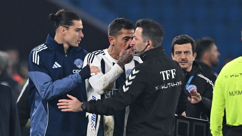 Deux cartons jaunes en deux secondes pour protestation : la rouge la plus stupide de l'année vient de Turquie