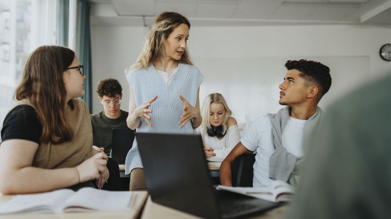 Deux périodes supplémentaires dans le secondaire supérieur : "Au niveau de l'OCDE, nos profs de l'enseignement secondaire supérieur travaillent 30% de moins face classe", affirme Valérie Glatigny