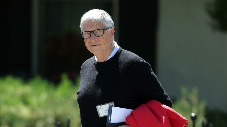Bill Gates alerte sur les effets de l’IA et propose de taxer les robots pour financer la formation tout réservant des emplois aux humains