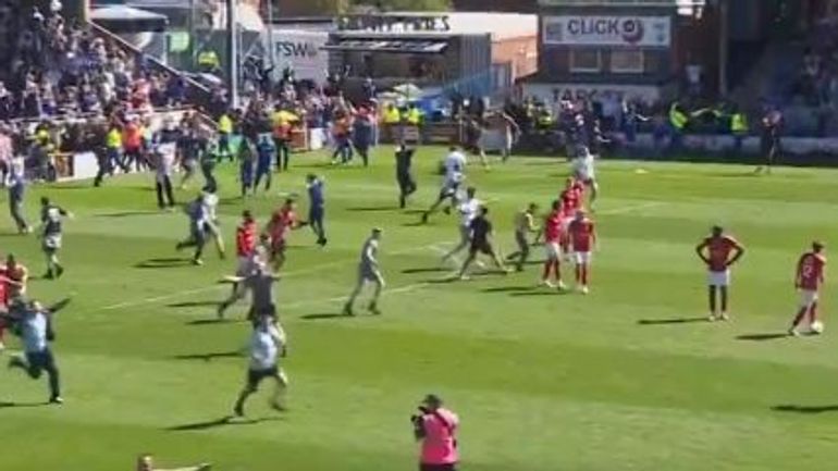 Envahissement de terrain pour rien, but du titre à la 103e minute : scénario complètement dingue en D5 anglaise