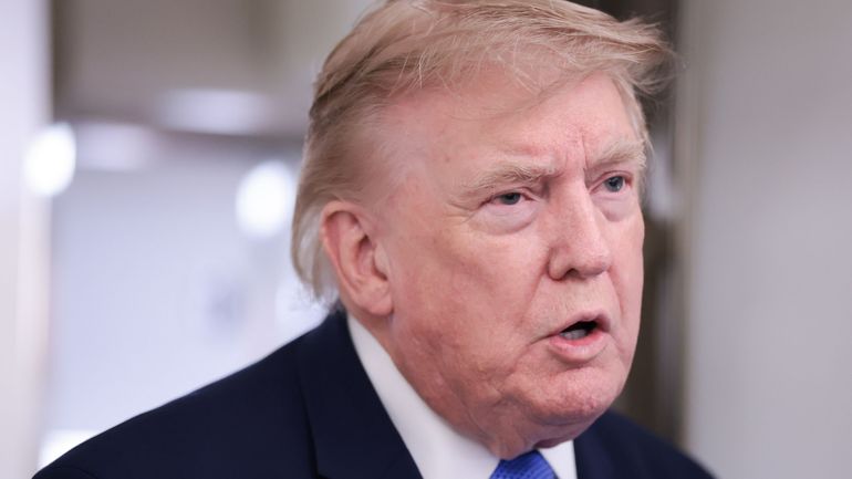 Guerre au Moyen-Orient : Trump déclare que l'Iran a le choix entre un "accord" ou une "capitulation totale"