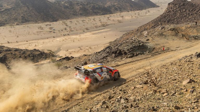 Direct commenté : crevaisons en cascade sur le rallye d'Arabie saoudite, Fourmaux prend les commandes