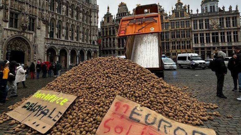 Des patates et un tracteur sur la Grand-Place de Bruxelles : les agriculteurs belges marquent les esprits avec une action symbolique