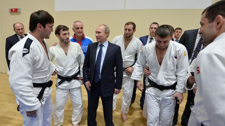 La fédération internationale de judo réintègre les Russes avec drapeau et hymne : "Le sport est le dernier lien qui unit les peuples"