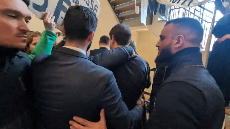 Visite chahutée à Charleroi : le vice-président de la Commission européenne exfiltré du UCampus