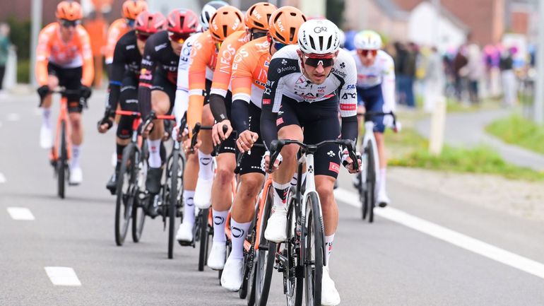 Pogacar, Evenepoel et d’autres coureurs poursuivis par la justice : un passage à niveau sème le trouble sur le Tour des Flandres