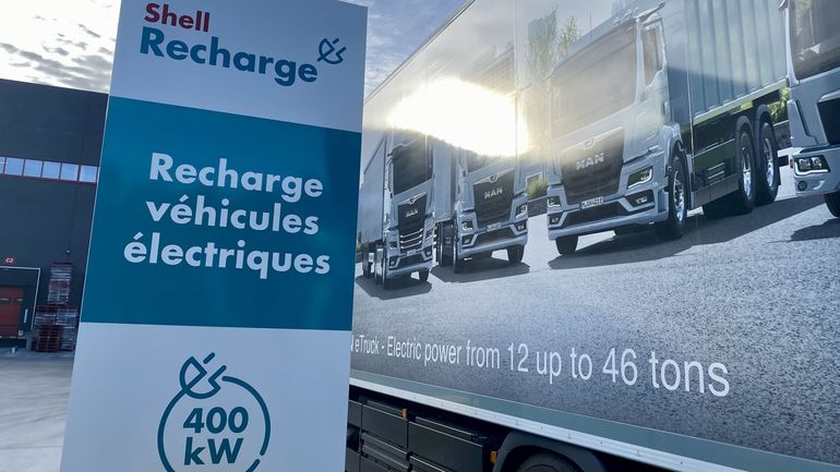 Une première borne de recharge semi-publique pour camions électriques
