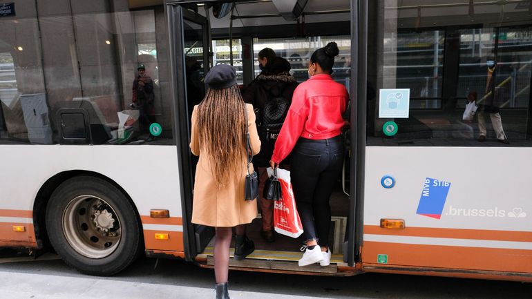Un accident entre un bus STIB et un véhicule fait plusieurs blessés près de Trône