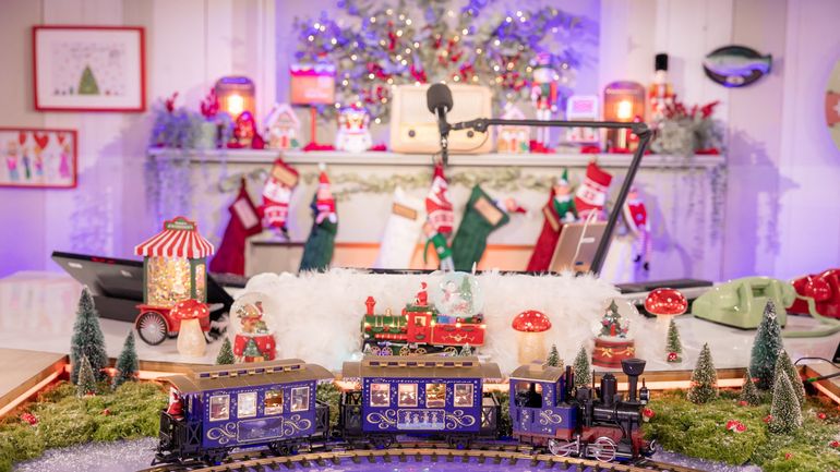 Viva for Life : découvrez les plus belles images du cube décoré dans l'esprit de Noël