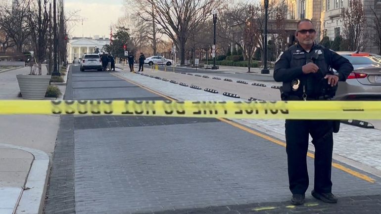 Une fourgonnette force des barrières autour de la Maison Blanche, le périmètre bouclé