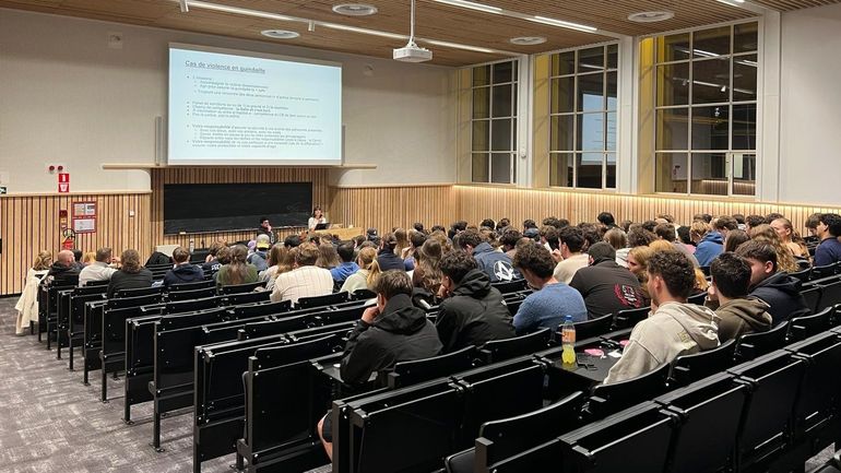 Environ 1.500 étudiants suivent une séance obligatoire sur la problématique de la violence en guindaille à Liège