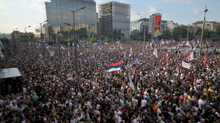 Serbie : plus de 180.000 personnes dans les rues de Belgrade samedi pour réclamer des élections