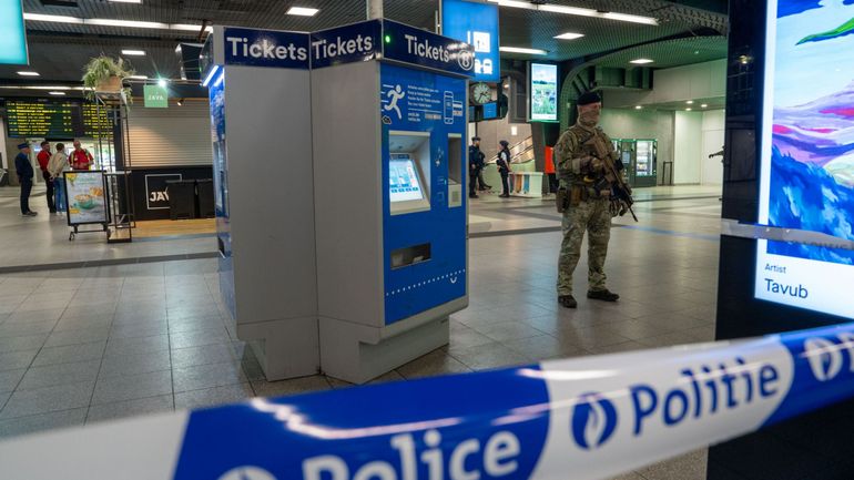 L'individu arrêté avec une arme à Bruxelles-Midi a été placé en détention provisoire, selon son avocat