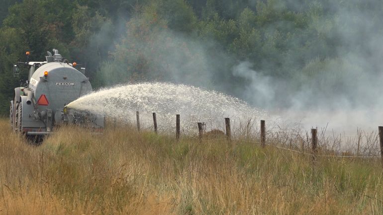 « C'est un acte civique » : ces agriculteurs venus prêter main-forte aux pompiers