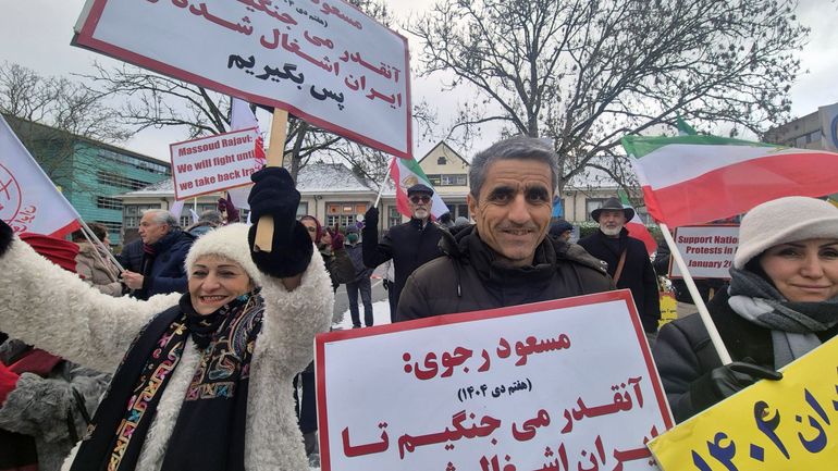 Une vingtaine d'Iraniens résidant en Belgique se rassemblent devant l'ambassade d'Iran pour protester contre les arrestations arbitraires du régime des mollahs