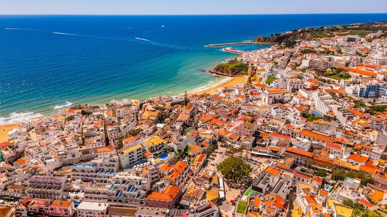 Portugal : un chauffard cause 12 blessés dans une rue touristique d'Albufeira, en Algarve