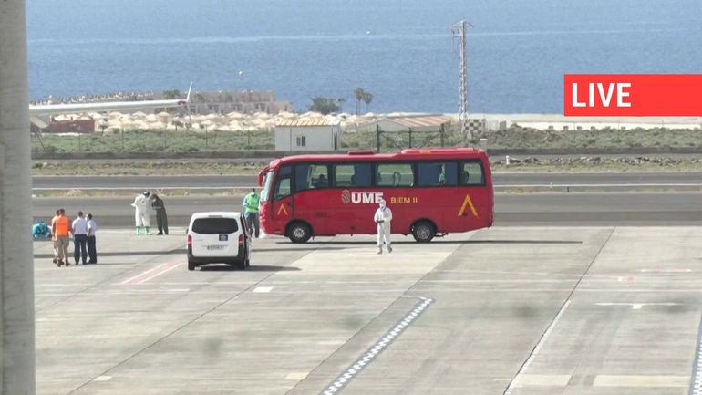 Direct - Hantavirus : le premier bus arrive à l'aéroport de Tenerife avec les passagers espagnols du navire de croisière Hondius
