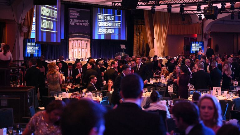 Notre correspondante, Sonia Dridi, témoin des coups de feu lors du gala à Washington raconte : On est allé sous les tables, on ne savait pas ce qui se passait