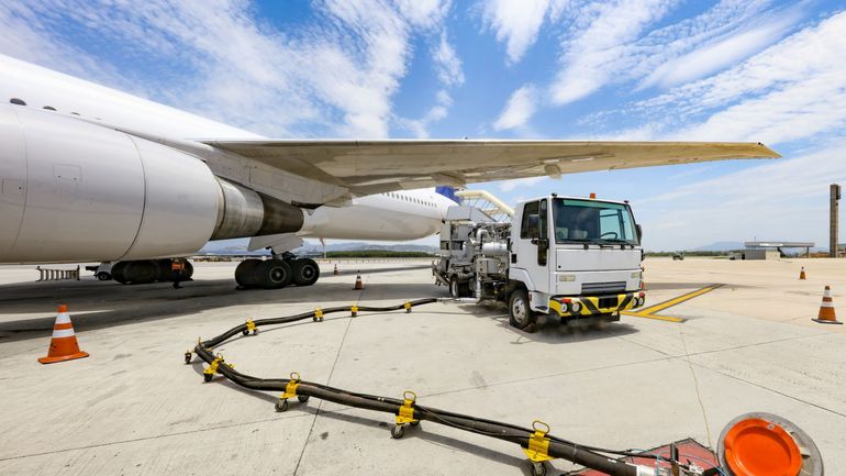 Pénurie de kérosène : des compagnies aériennes européennes suppriment des vols, qu'en est-il en Belgique ?