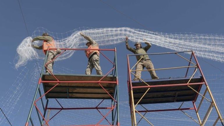 "Ces kilomètres de filets, ce sont des vies épargnées" : à Kharkiv, l'armée ukrainienne installe un premier corridor anti-drones au coeur de la ville