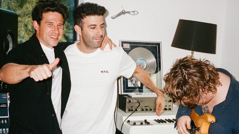 Entre flammes et fantômes : Poolside signe un retour poignant avec “Otherside” Entre flammes et fantômes : Poolside signe un retour poignant avec “Otherside”