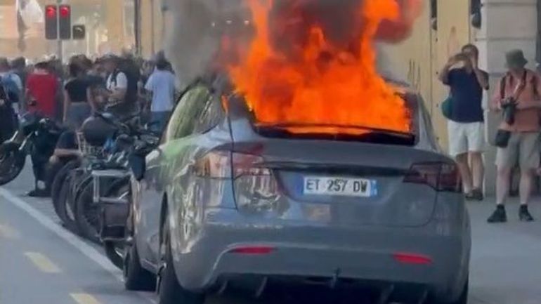 Sommet du G7 à Evian : manifestations des "No-G7", une Tesla incendiée, des vitrines brisées, heurts avec la police