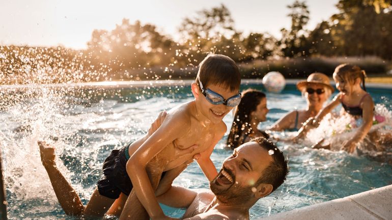 "Mon enfant sait nager"... Mais est-il vraiment en sécurité ? Les experts rappellent pourquoi la vigilance reste essentielle