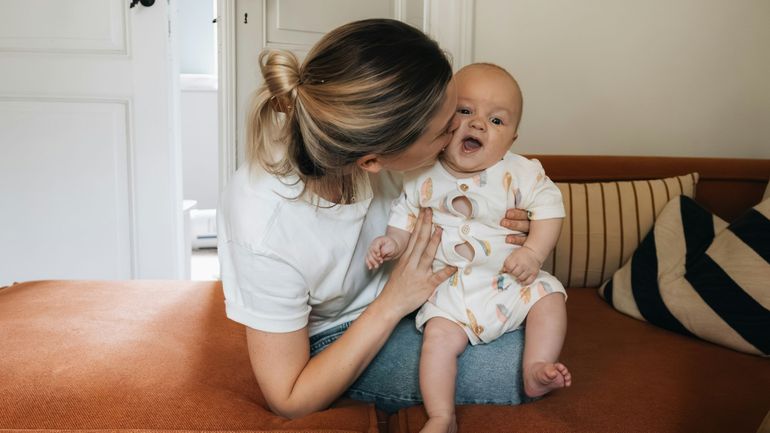 "On pleure la nuit, quand ils dorment" : Justine, une maman solo se confie pour Viva for Life