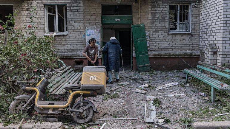 Frappes russes en Ukraine : deux morts à Zaporijjia et Odessa, un cargo panaméen en feu en mer Noire
