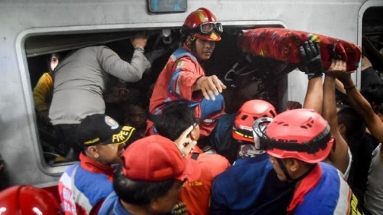 Indonésie : le bilan d'une collision entre deux trains monte à 14 morts