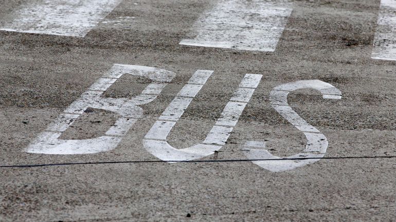 Un homme victime de deux coups de couteau au sein d’un bus du TEC Charleroi à Marcinelle