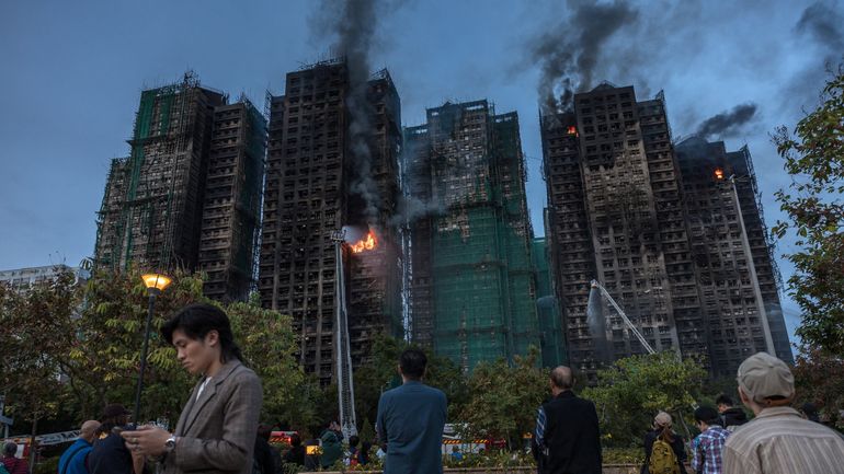 Chine : à Hong Kong, la solidarité bat son plein au lendemain de l’incendie du complexe de tours