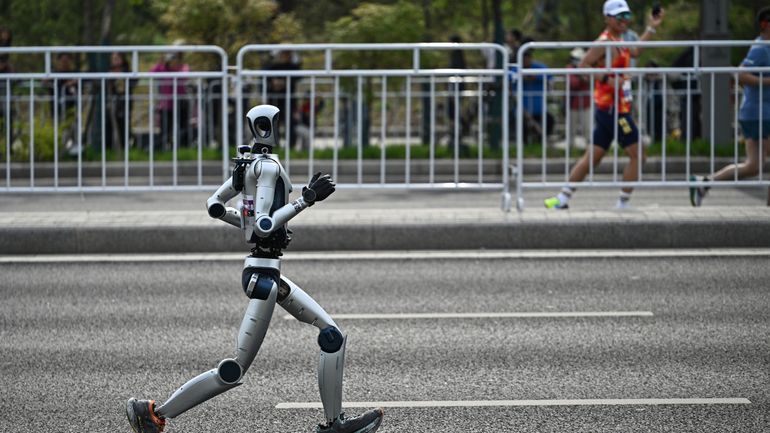 L'homme dépassé par la machine : des robots humanoïdes battent le record du monde humain du semi-marathon en Chine