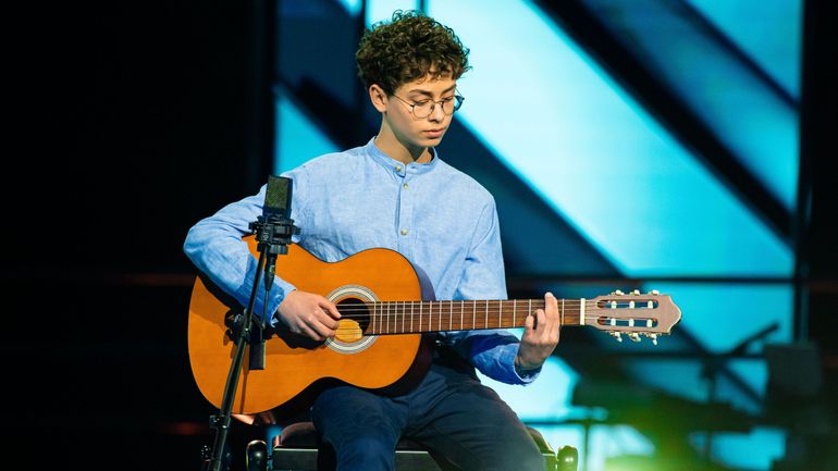 Alice on The Roof buzze à la dernière seconde pour ce talent accompagné de sa guitare Alice on The Roof buzze à la dernière seconde pour ce talent accompagné de sa guitare
